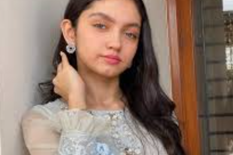 Aina Asif, Une artiste mineure surprise en train de fumer suscite l'indignation du public et Voici son profil complet